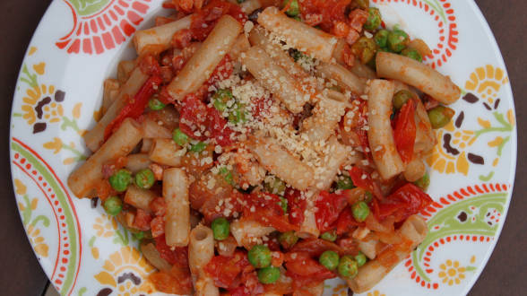 Pasta with Grape Tomatoes, Ham and Peas