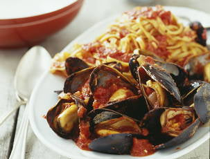 Mussels in Roasted Red Pepper Sauce