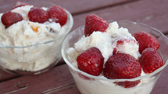 Strawberries and Crunchy Cream